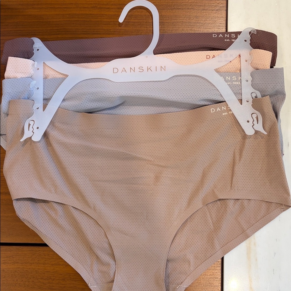 Danskin Women's Seamless Briefs in Neutral Tones